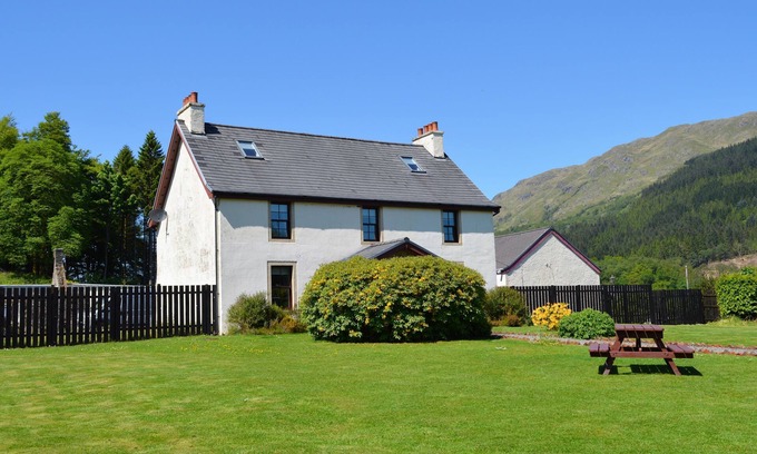 Ardentinny House | Luxury property sleeping 14 with extensive garden, sauna and hot-tub near Dunoon