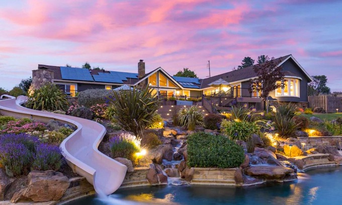 Petaluma House | Luxury property with private pool, hot tub, outdoor kitchen & tennis court