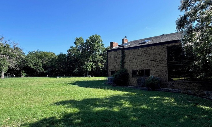 Double Oak House | Luxury property with all amenities including pool and jacuzzi.