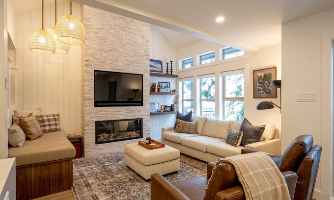 Blackcomb House | Luxury Renovation | 3BR | Ski-In Access | Common Hot Tub | Managed By Aloha Whistler