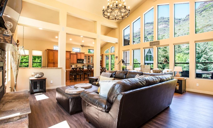 Sedona House | Luxury Retreat in Oak Creek Canyon. 1 mile from Slide Rock Park