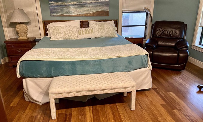 Hunt Club Bed & Breakfast | LUXURY ROOM with KING TEMPUR-PEDIC BED -IN EQUESTRIAN COMMUNITY