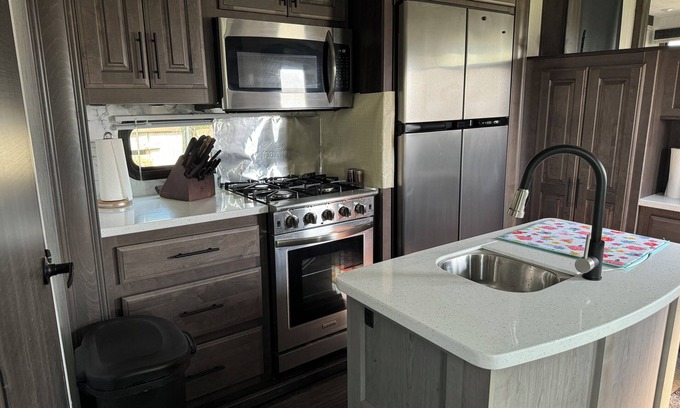 St. Anthony House | Luxury RV in Saint Anthony near the Sand Dunes and Yellowstone