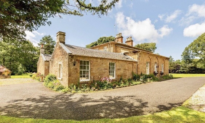 Kirkmichael House | Luxury Scottish Manor house + 9-Seater Jacuzzi + 21-Seater BBQ Cabin
