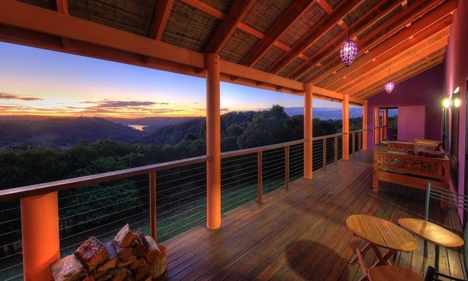 Balmoral Ridge House | Luxury self-contained villa with two rooms, king and queen beds, double spa, fireplace, and kitchen.