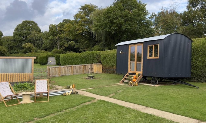 Wadhurst Cabin | Luxury Shepherds Hut, W/large Garden, Firepit, & Wi-fi @ Cedar Gables Campsite