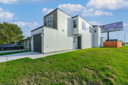 Baytown House | Luxury Sky View and Balconies