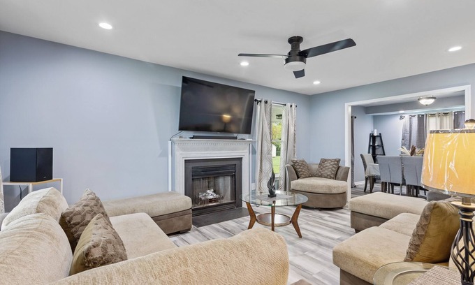 Prince George House | Luxury Stay! 15 min away from Fort Gregg-Adams.