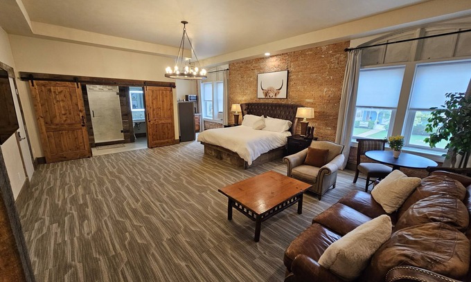 Miles City House | Luxury Studio Suite Downtown