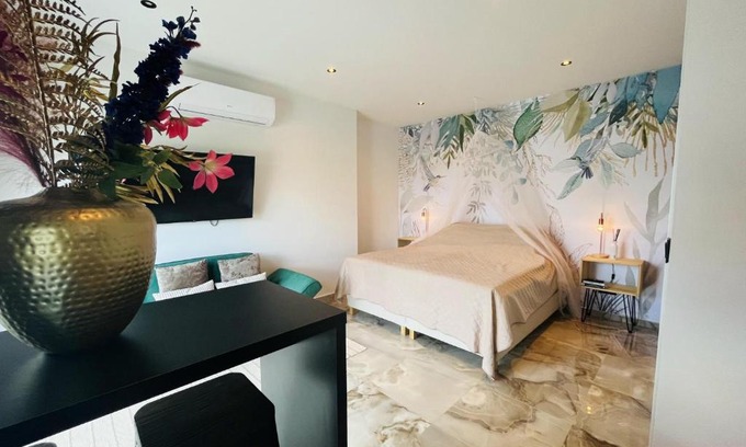 Grote Berg Apartment | Luxury studio with private jacuzzi near beaches