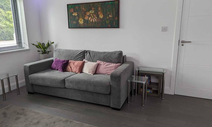 Hadley Wood Apartment | Luxury Suite in CockfostersnKick back and relax in this calm, stylish space.n