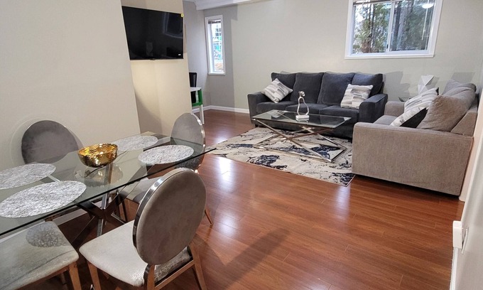 Upper Ten Oaks House | Luxury Suite near Ledgeview Golf,Abbotsford International Airport,Shops & Malls