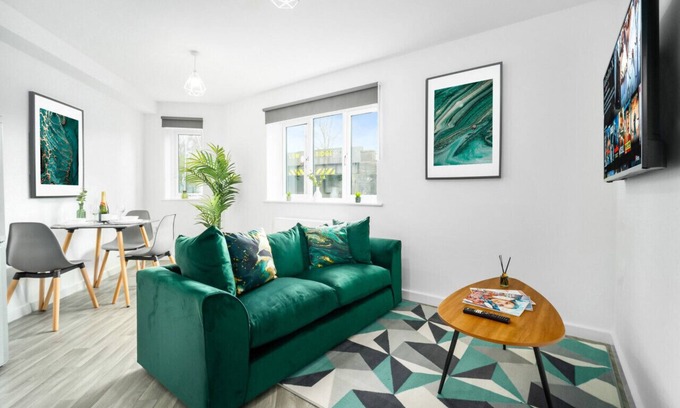 Cradley Heath Apartment | Luxury Two Bed Apartment - Parking - Smart TV