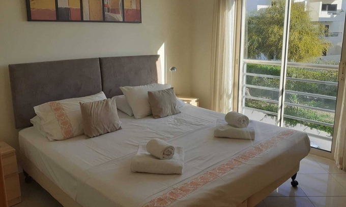 Albufeira Apartment | Luxury Two Bed Apt, WiFi, Air Con, Sea Views, Old Town, Beach 900m
