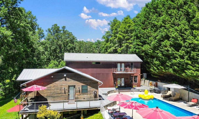 Asheville Apartment | LUXURY USS UTOPIA ~ POOL ~ HOT-TUB ~ DTWN AVL 2M ~ WILDLIFE ~ RURAL