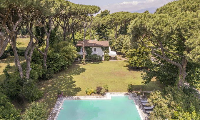 Marina di Pietrasanta Apartment | Luxury Villa with Swimming pool at 700 meters from the sea