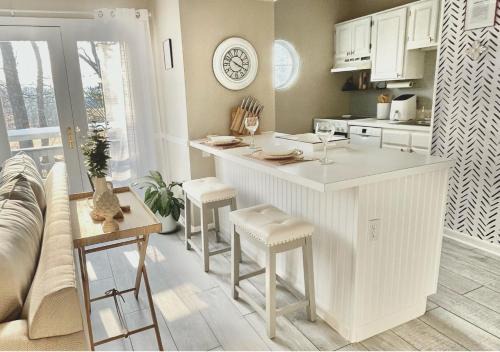 Norwich Villa | Luxury Villa- 3 mins to Mohegan- Fully Stocked with Fireplace- Jacuzzi, Saltwater Pools, Sauna
