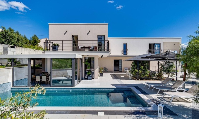 Podstrana Villa | Luxury villa Cecilia with 4 en-suite bedrooms located 250m from the beach in Podstrana, max 8 people