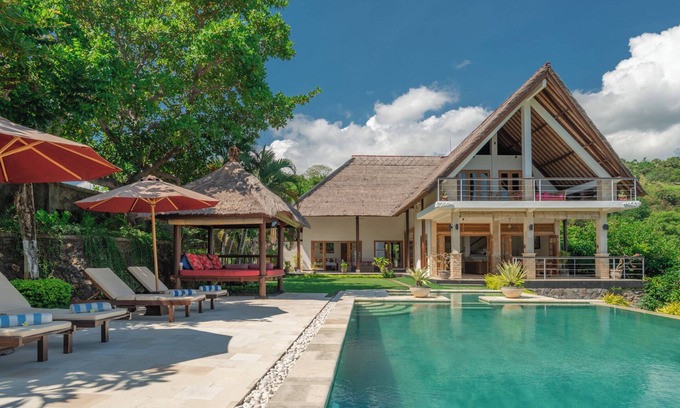 Banjar Villa | Luxury villa close to Lovina with pool and staff and spectacular views!
