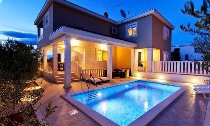 Necujam Villa | LUXURY VILLA IVAN WITH POOL, ISLAND ŠOLTA