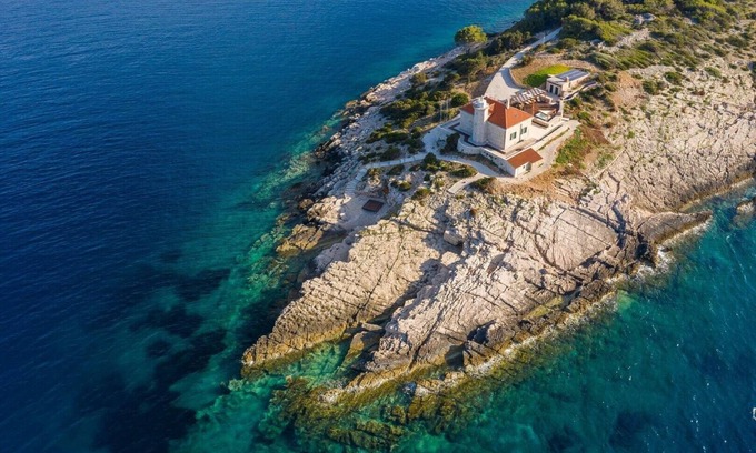 Cove Rogacic Villa | Luxury Villa Lighthouse Ligero with jacuzzi on Host island - Vis