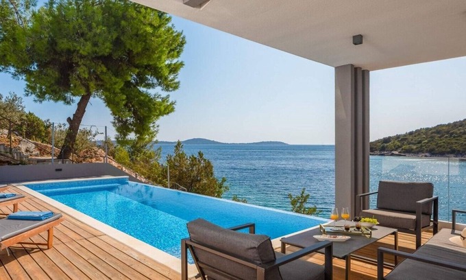 Vinisce Villa | Luxury Villa Marina Prestige with heated infinity pool, sauna and gym by the sea in Vinisce- Marina