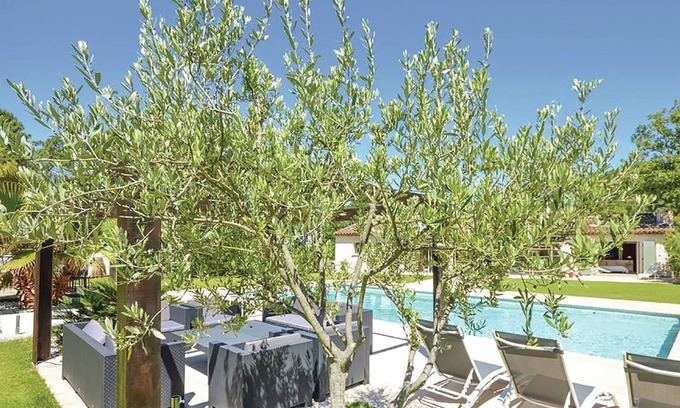 Le Muy House | Luxury villa with heated jacuzzi and garden