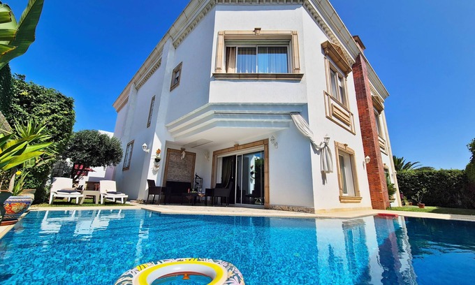 Tunis Villa | Luxury villa with heated pool, private elevator and wonderful view of Lake Tunis