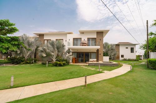 Monterrico Villa | Luxury Villa with Jacuzzi