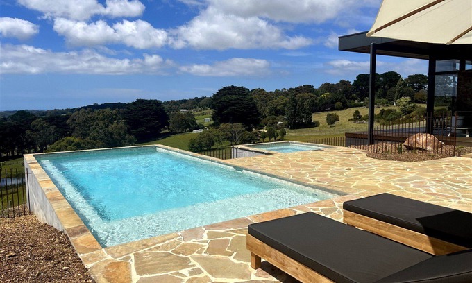 Red Hill House | Luxury Villas Allambee at Red Hill (Farm Stay)