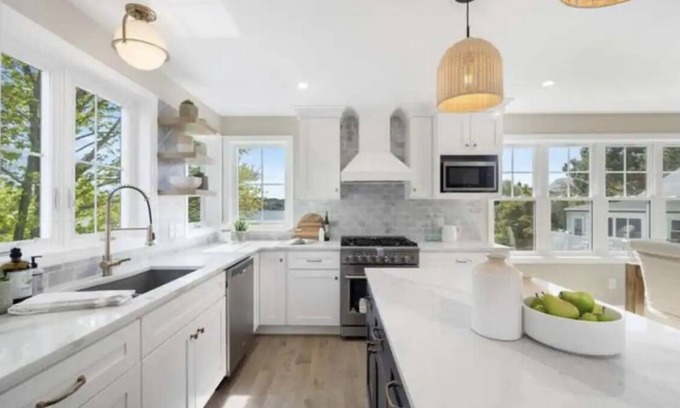 Portsmouth House | Luxury Waterview Brand New Home near Newport and Bristol. Walk to Beach! Sleep 8