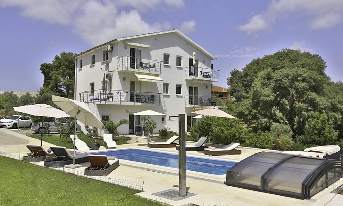 Marina Apartment | Luxusvilla am Meer mit Pool 1