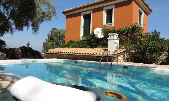 Lygia Villa | Lygia Villa Sleeps 4 Pool Air Con WiFi