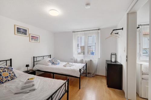 Schlatt Apartment | M B Homes Schlatt Fewo 1
