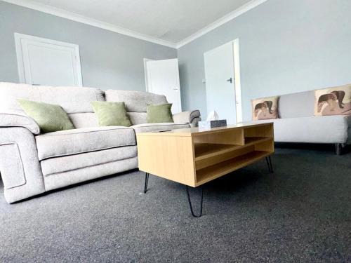 Sutton-in-Ashfield House | M1 Link 2 bed house up to 4 people, free parking,wifi,M1,transport links,garden