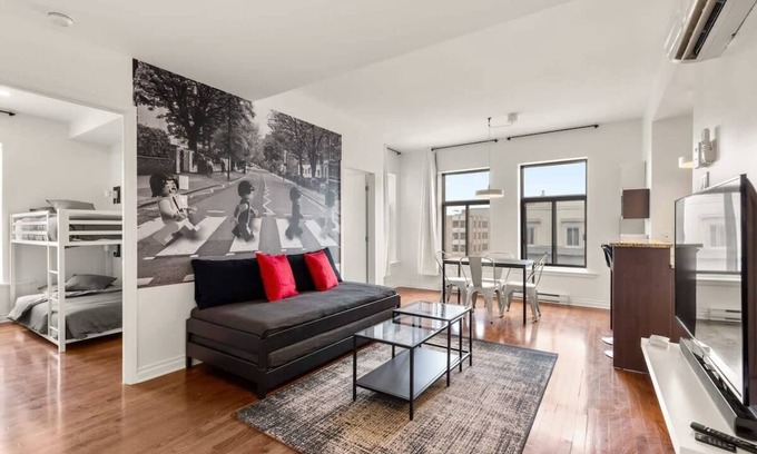 Milton Park Apartment | M11 | Boulevard Suites: 2-BR Bright Lego Suite 3E