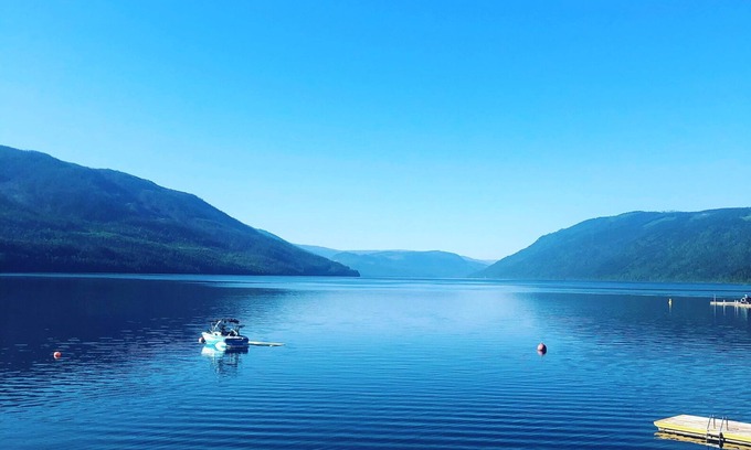 Ashton Creek Cabin | Mabel Lake Lakefront Summer cabin & bunk house with beach, dock and large deck