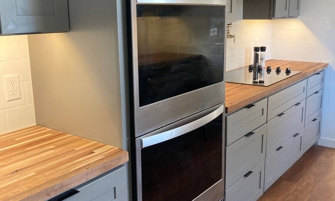 McPherson House | MAC House - Newly Renovated - With Backyard Spa