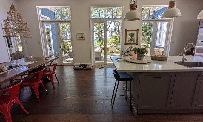Macmasters Beach House | Macs Beach House - classic cottage 100m to beach