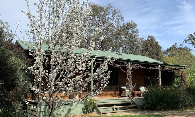 Coldstream Cottage | Maddens Cottage - Relax in the heart of the Yarra Valley wine district.