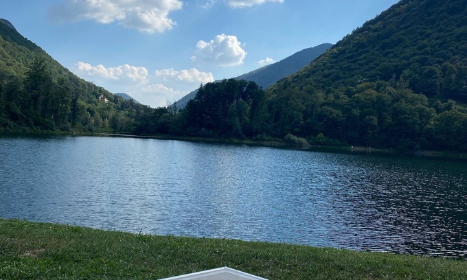 Valganna Apartment | Magda's Corner-directly on the lake-private beach is private parking