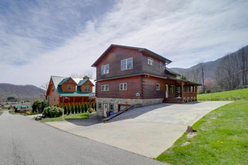 Maggie Valley House | Maggie Valley Cabin with Private Hot Tub and Game Room
