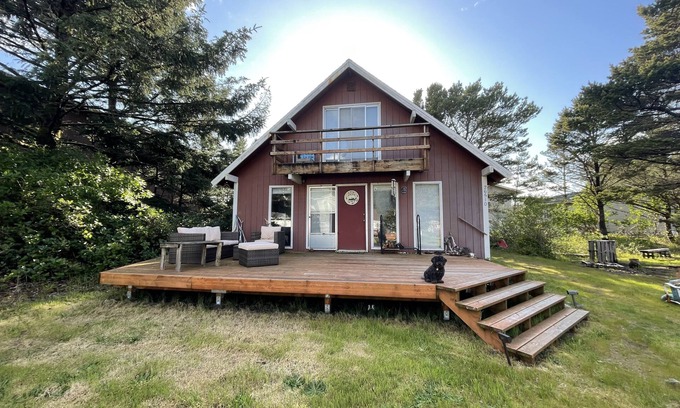 Rockaway Beach Cottage | Magical beach cottage, 5 minutes from the beach.