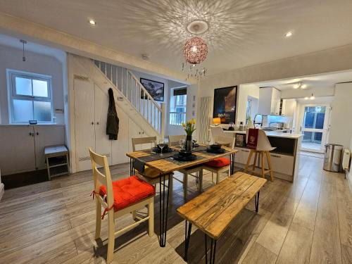 Watford House | MAGICAL HARRY POTTER THEMED HOME IN WATFORD - FREE off-street PARKING