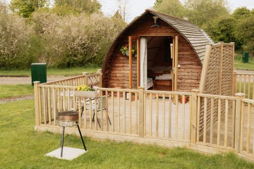 Bury St Edmunds House | Maglia Rosso by Wigwam Holidays