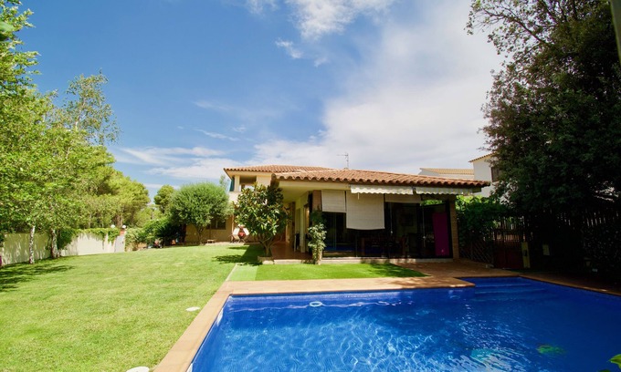 L'Escala Villa | Magnífica Villa, Gran Piscina Privada y Jardín Cerca de la Playa Montgó y Riells