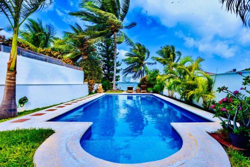 Zona Hotelera Villa | Magnifica Villa Palmeras luxurious 4 Br 6 Bds 4 Ba private pool lagoon front super fast Wifi
