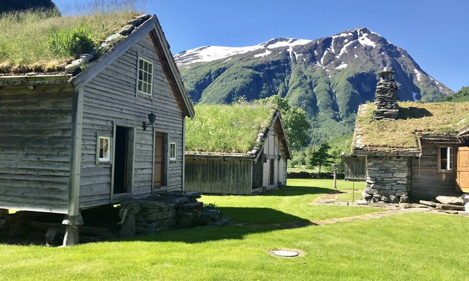 Møre og Romsdal Ski Chalet | Magnificent farm from the 18th century with the possibility of salmon fishing