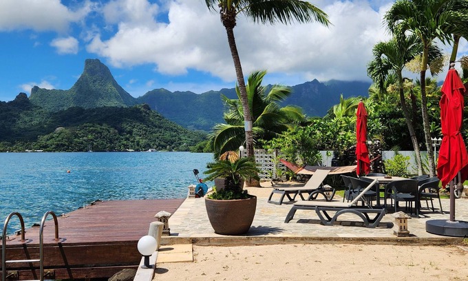Otumai Villa | Magnificent property with Jacuzzi and private dock