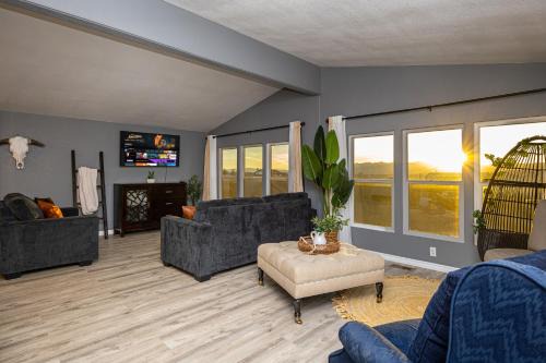Sunridge Estates House | Magnificent & tranquil home, Mountain Views , 8 mins to casinos & river, Fire pit, BBQ